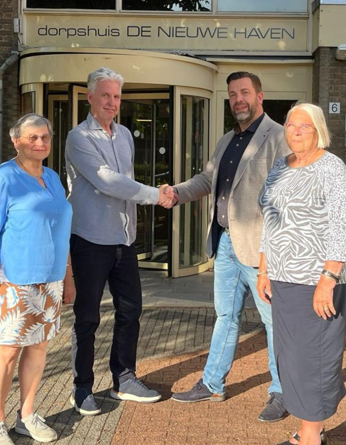 Wethouder en bestuur dorpshuis.1